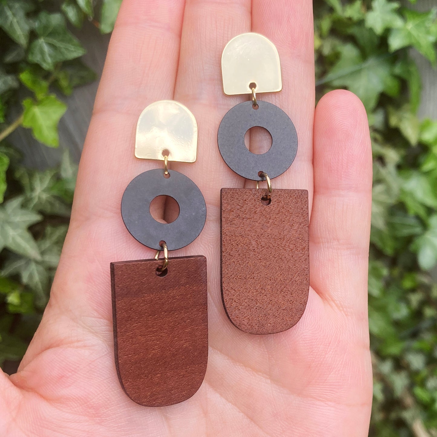 Lange oorbellen 'gold & wood'