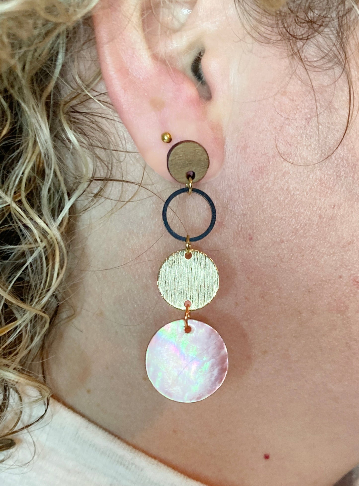 Lange oorbellen 'gold & shell'