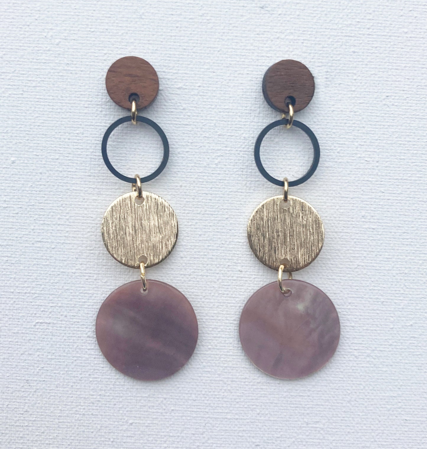 Lange oorbellen 'gold & shell'