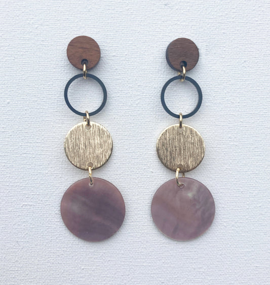 Lange oorbellen 'gold & shell'